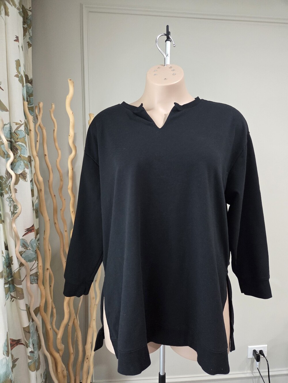 Ava & Viv Black V-Notch Pullover Top Sz.2X